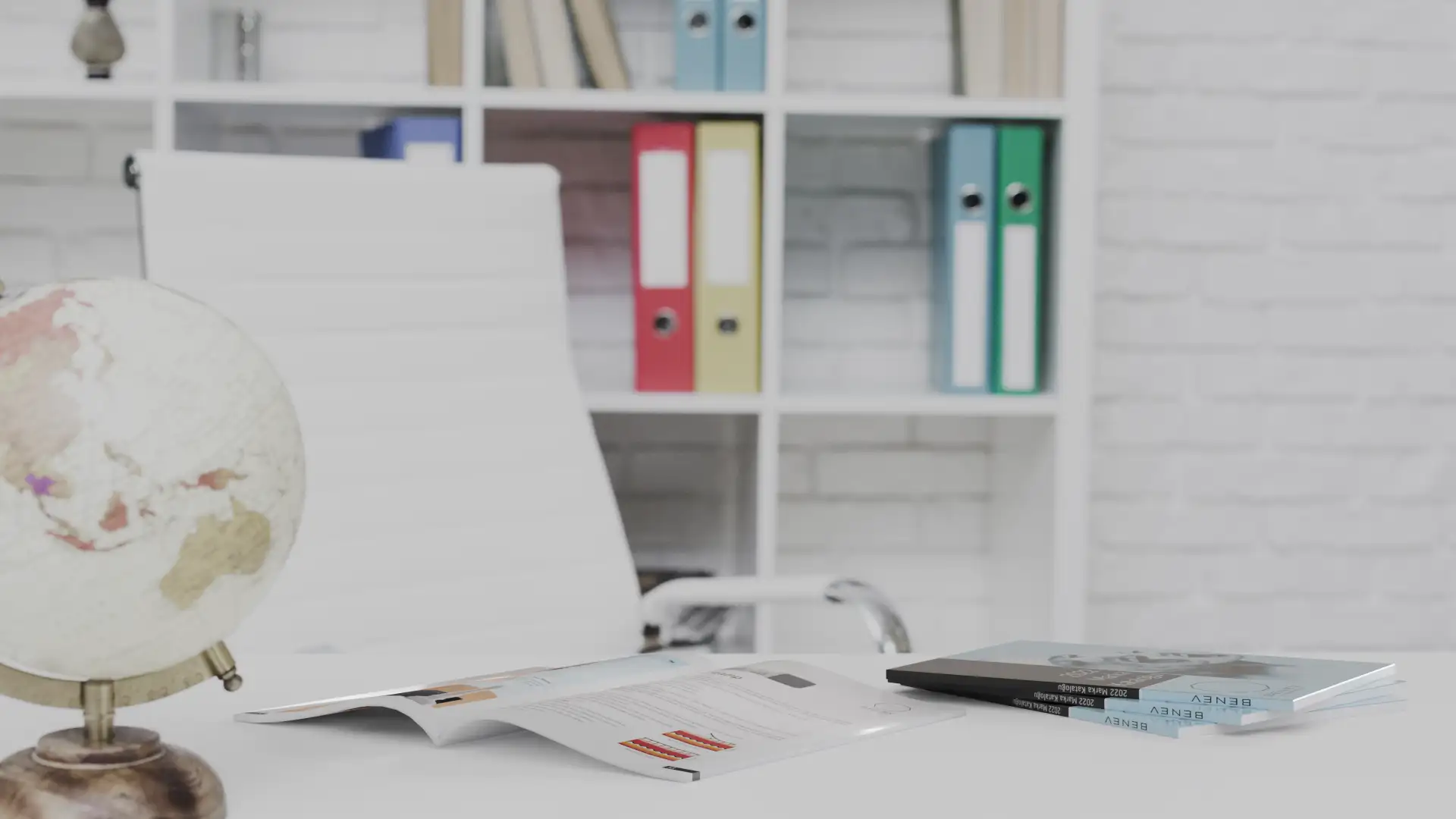 BENEV katalog tasarımı — ofis ortamında sunum görseli